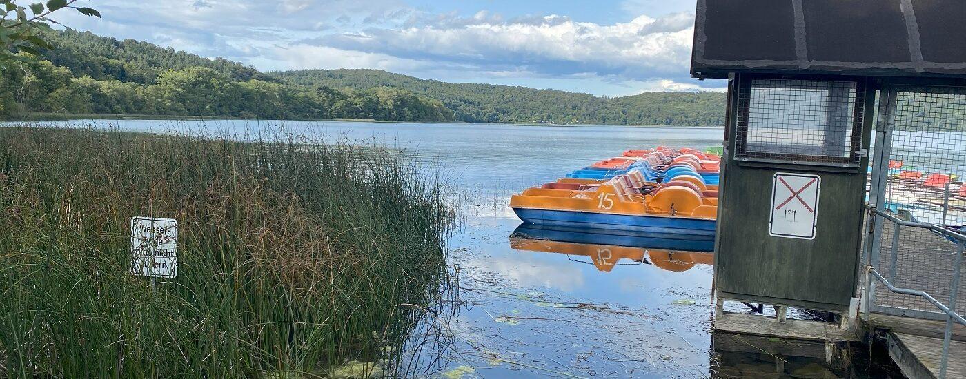 Laacher See, Eifel, mit bunten Booten, Entdecke die Kraft von IDOGO